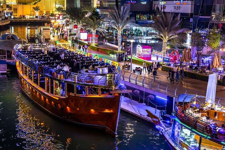 dubai kikötő éjjel