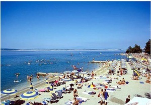 crni molo strand crikvenica