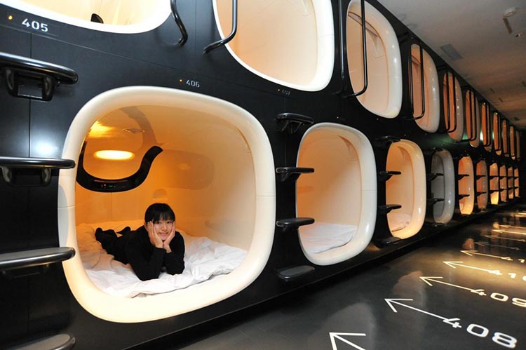 kapsula hotel japan